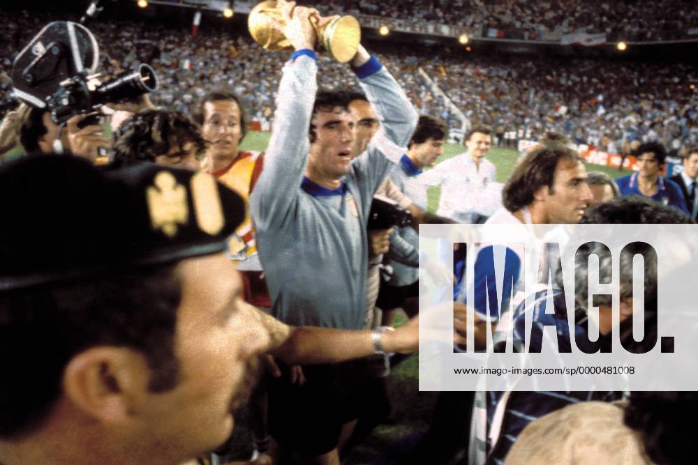 Torwart Dino Zoff (Italien) - Jubel mit dem World Cup Fußball WM Herren Weltmeisterschaft 1982, Länderspiel, Finale, Endspiel, Italien - BR Deutschland 3:1 Totale Estadio Santiago Bernabeu Madrid Freude,