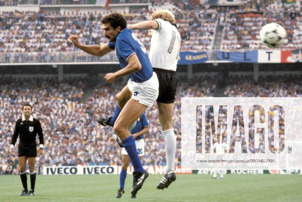 Giuseppe Bergomi (Italien, li.) gegen Karl-Heinz Rummenigge (BRD) Fußball WM Herren Weltmeisterschaft 1982, Länderspiel, Finale, Endspiel, Italien - BR Deutschland 3:1 Gruppe Estadio Santiago Bernabeu Madrid Dynamik,