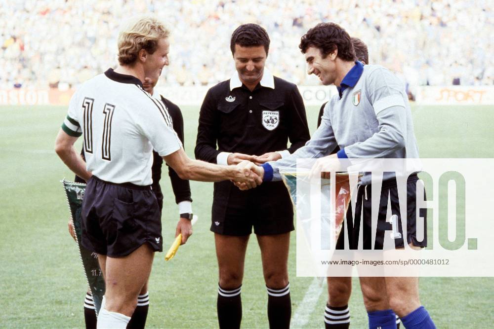 Karl-Heinz Rummenigge (BRD, li.) und Torwart Dino Zoff (Italien) - shakehands; Mitte: FIFA-Schiedsrichter Arnaldo Coelho (Brasilien) Fußball WM Herren Weltmeisterschaft 1982, Länderspiel, Finale, Endspiel, Italien - BR Deutschland 3:1 Gruppe Estadio Santiago Bernabeu Madrid Harmonie,
