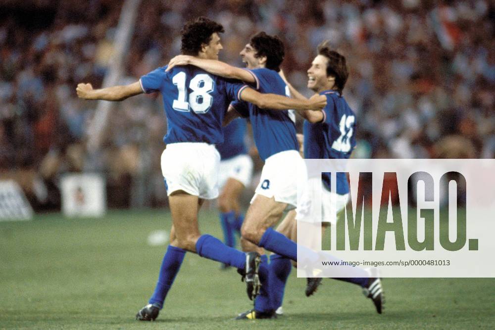 V. li.: Alessandro Altobelli, Paolo Rossi und Oriali (alle Italien) - Torjubel Fußball WM Herren Weltmeisterschaft 1982, Länderspiel, Finale, Endspiel Gruppe Estadio Santiago Bernabeu Madrid Freude, Begeisterung,