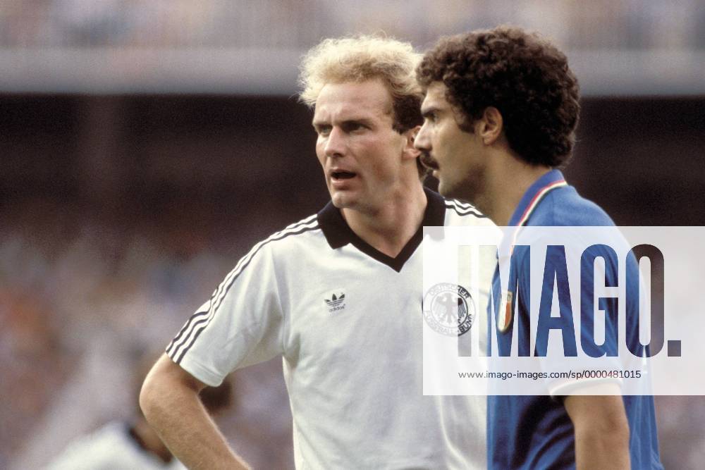 Karl-Heinz Rummenigge (BRD, li.) und Giuseppe Bergomi (Italien) Fußball WM Herren Weltmeisterschaft 1982, Länderspiel, Finale, Endspiel, Italien - BR Deutschland 3:1 Gruppe Estadio Santiago Bernabeu Madrid
