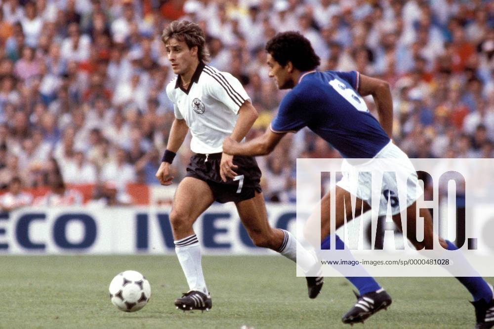 Pierre Littbarski (BRD, li.) im Duell mit Claudio Gentile (Italien) Fußball WM Herren Weltmeisterschaft 1982, Länderspiel, Finale, Endspiel, Italien - BR Deutschland 3:1 Gruppe Estadio Santiago Bernabeu Madrid Dynamik,