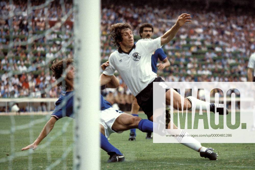 Klaus Fischer (BRD, re.) im Duell mit Fulvio Collovati (Italien) Fußball WM Herren Weltmeisterschaft 1982, Länderspiel, Finale, Endspiel, Italien - BR Deutschland 3:1 Gruppe Estadio Santiago Bernabeu Madrid Dynamik, Kampf,