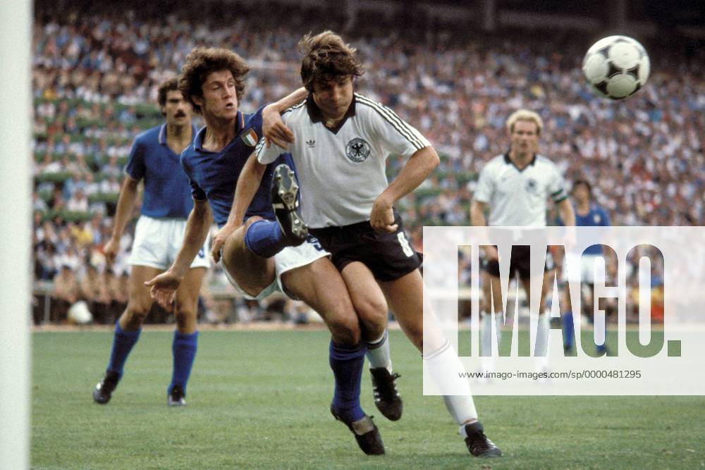 Klaus Fischer (BRD, re.) im Duell mit Fulvio Collovati (Italien) Fußball WM Herren Weltmeisterschaft 1982, Länderspiel, Finale, Endspiel, Italien - BR Deutschland 3:1 Gruppe Estadio Santiago Bernabeu Madrid Dynamik, Kampf