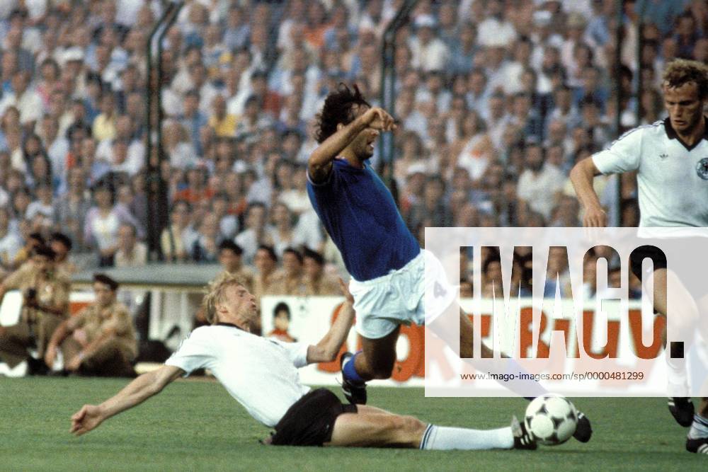 Bernd Förster (BRD, li.) im Duell mit Antonio Cabrini (Italien) Fußball WM Herren Weltmeisterschaft 1982, Länderspiel, Finale, Endspiel, Italien - BR Deutschland 3:1 Gruppe Estadio Santiago Bernabeu Madrid Dynamik, Kampf,