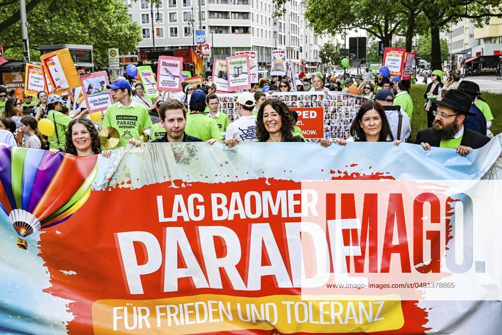 Yehuda Teichtal, Vorsitzender der Jüdischen Gemeinde Chabad Berlin (r.-l) Senatorin Katharina Günther-Wünsch (CDU) Senatorin für Bildung, Jugend und Familie, Bettina Jarasch, Fraktionsvorsitzende von Bündnis 90 Die Grünen im Berliner Abgeordnetenhaus, Kevin Kühnert, Generalsekretär der SPD, und die Fraktionsvorsitzende der Linken im Berliner Abgeordnetenhaus Anne Helm bei einer Kundgebung für Frieden und Toleranz am Ku damm: Lag Baomer Parade als Zeichen des fried- und respektvollen M