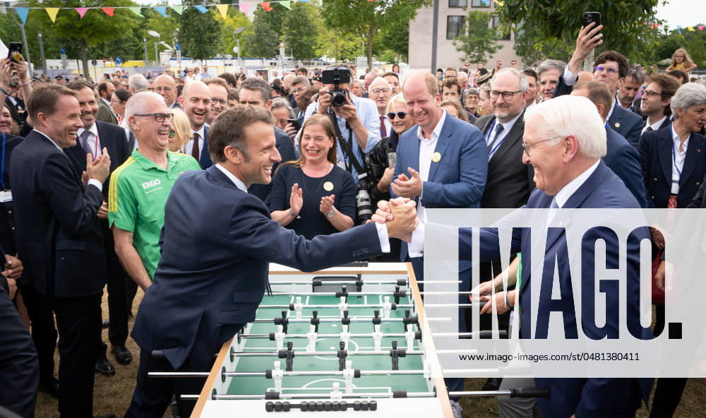 Visit by the President of the French Republic 75 years of the Basic Law Democracy Festival The two presidents play a foosball match at the Dem