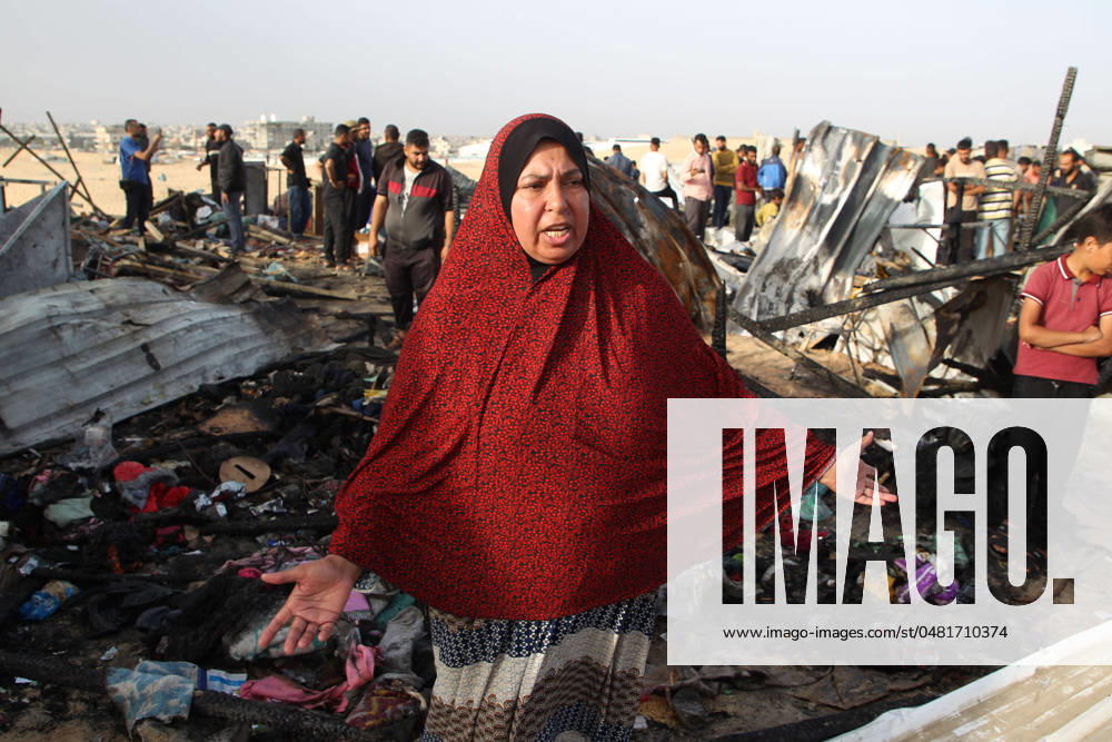 Bilder des Jahres 2024, News 05 Mai Nahostkonflikt, Gaza, Israelischer Luftangriff auf Zeltlager in Rafah (240527) -- RAFAH, May 27, 2024 -- A person reacts at the site of an Israeli strike on a camp for displaced people in Rafah in the southern Gaza Strip, May 27, 2024. At least 40 people were killed and some others injured on Sunday evening in Israel s bombing of tents in northwestern Rafah, the southernmost city of the Gaza Strip, the Palestinian official news agency WAFA reported. (Photo by Xinhua) MIDEAST-RAFAH-ISRAELI STRIKE-AFTERMATH KhaledxOmar