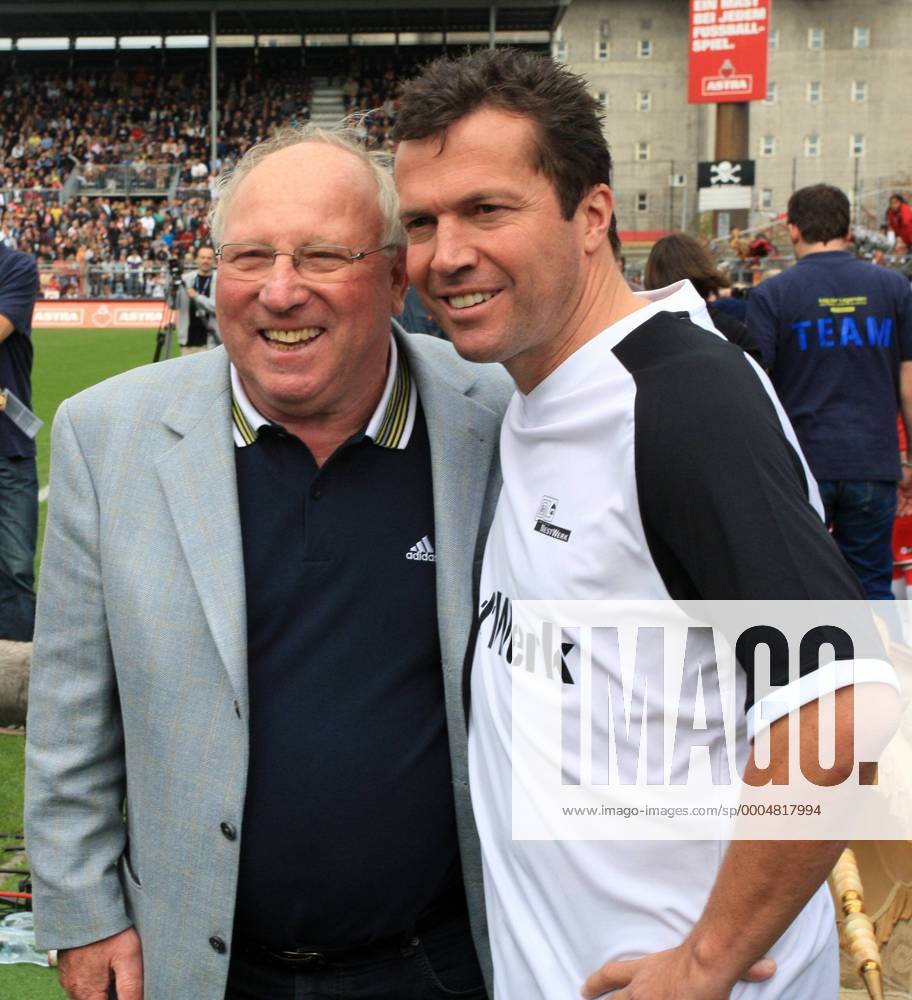 Uwe Seeler, 85. Geburtstag am 5. November Uwe Seeler (li.) und Lothar Matthäus (beide Deutschland) - Tag der Legenden o0 Fußball, Freude