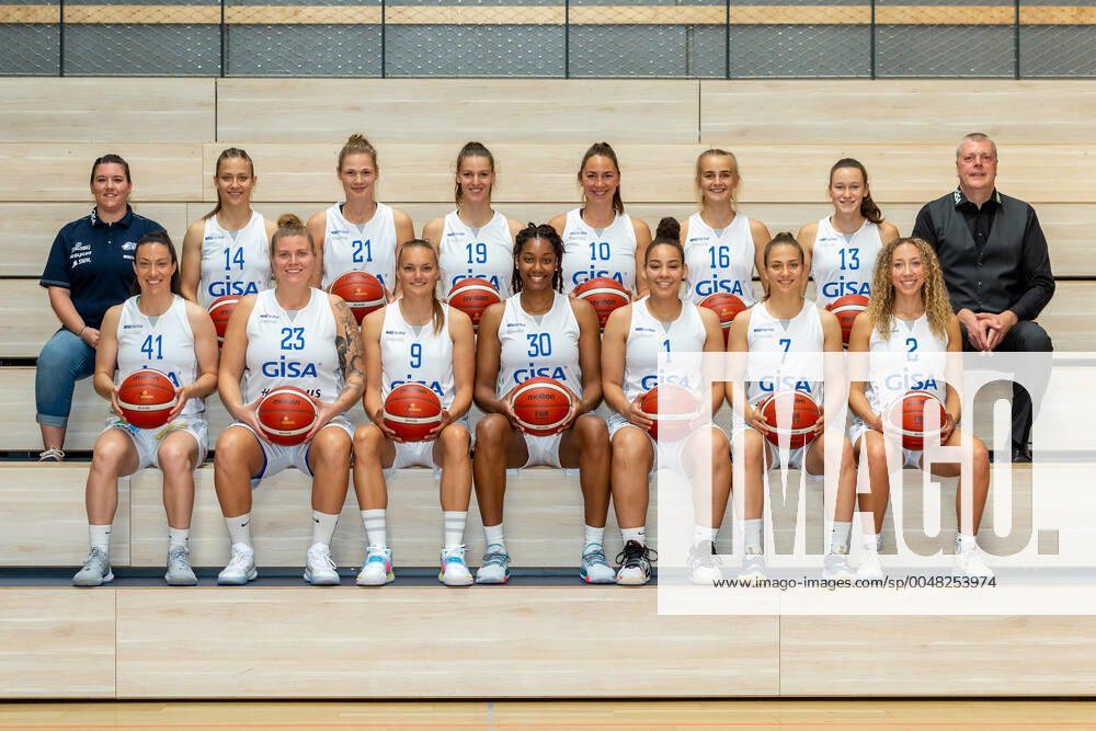 Team photo GISA Lions SV Halle o R v l Sandra Rosanke Co Trainer, GISA Lions SV Halle , Janina Schinkel 14, GISA Lions SV Halle , Karolina Stawinska 21, GISA Lions SV Halle , Meret Kleine Beeck 19, GISA Lions SV Halle , Barbora Kasparkova 10, GISA Lions SV Halle , Lilly Oswald 16, GISA Lions SV Halle , Charlotte Kreuter 13, GISA Lions SV Halle , Peter Kortmann Head Coach, GISA Lions SV Halle and R v l Eilidh Simpson 41, GISA Lions SV Halle , Klaudia Grudzien 23, GISA Lions SV Halle , Inken Henningsen 09, GISA Lions SV Halle , Naheria Hamilton xx, GISA Lions SV Halle , Candice White 01, GISA Lions SV Halle , Laura Schinkel 07, GISA Lions SV Halle , Darien Huff 02, GISA Lions SV Halle GISA Lions SV Halle Team photos Basketball 1 Bundesliga ERDGAS Sportarena Halle Saale 15 09 2020 Photo Holger John Sachsen Anhalt Germany