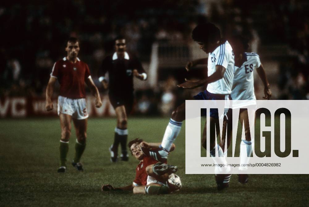 Harter Zweikampf im Spiel der WM von 1982 zwischen El Salvador (in Weiß Blau) und Ungarn Fußball WM Herren WM 1982, Länderspiel, Nationalteam, Ungarn - El Salvador 10:1 Gruppe Elche Dynamik, Kampf,