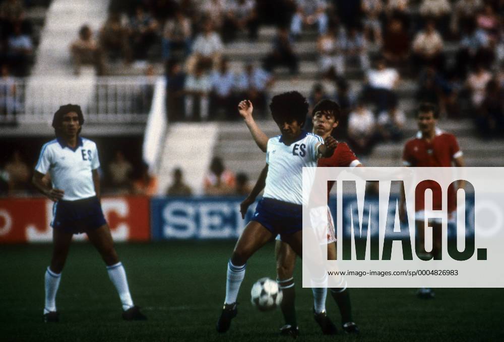 Sandor Sallai (Ungarn, re.) im Duell Fußball WM Herren WM 1982, Länderspiel, Nationalteam, Nationaltrikot, Ungarn - El Salvador 10:1 Gruppe Elche Dynamik, Kampf,