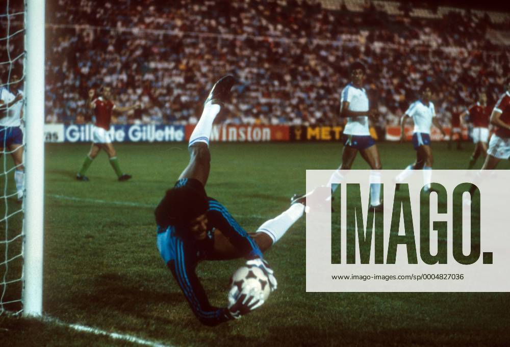 Torwart Luis Mora (El Salvador) Fußball WM Herren WM 1982, Länderspiel, Nationalteam, Nationaltrikot, Ungarn - El Salvador 10:1 Einzelbild Elche Dynamik, Abwehr,