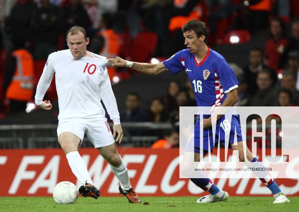 Wayne Rooney (England, L) and Mario Mandzukic (Croatia).