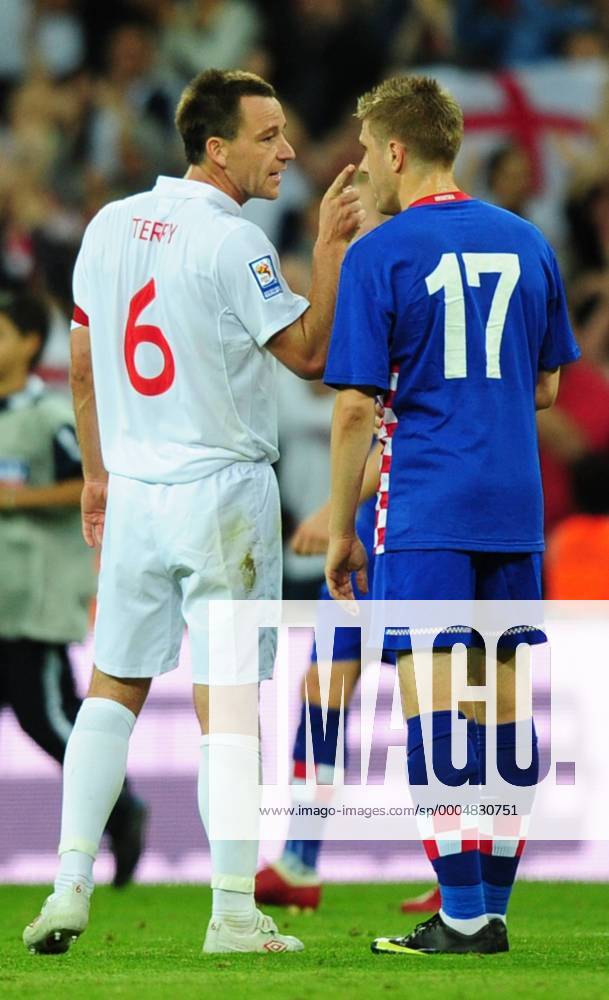 John Terry (England, li.) und Ivan Klasnic (Kroatien) geraten aneinander .