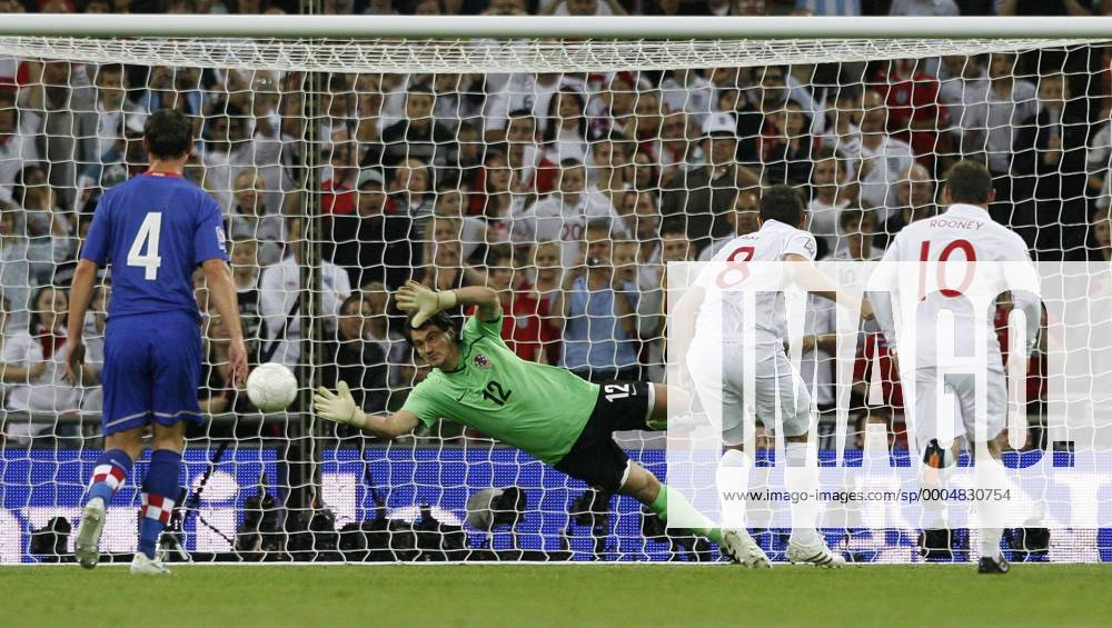 Frank Lampard (England, 2.v.re.) trifft gegen Torwart Vedran Runje (Kroatien) . o0 Elfmeter Tor