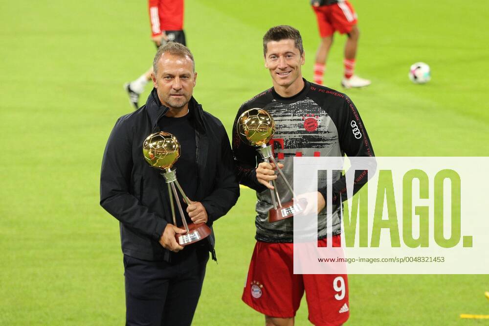 Award from kicker to footballer and coach of the year Head Coach Hansi Flick FC Bayern Muenchen , Robert Lewandowski 9 FC Bayern Muenchen , FC Bayern Muenchen vs FC Schalke 04, 1 Bundesliga, 18 09 2020, DFB regulations prohibit any use of photographs as image sequences and or quasi video Munich Bayern Germany