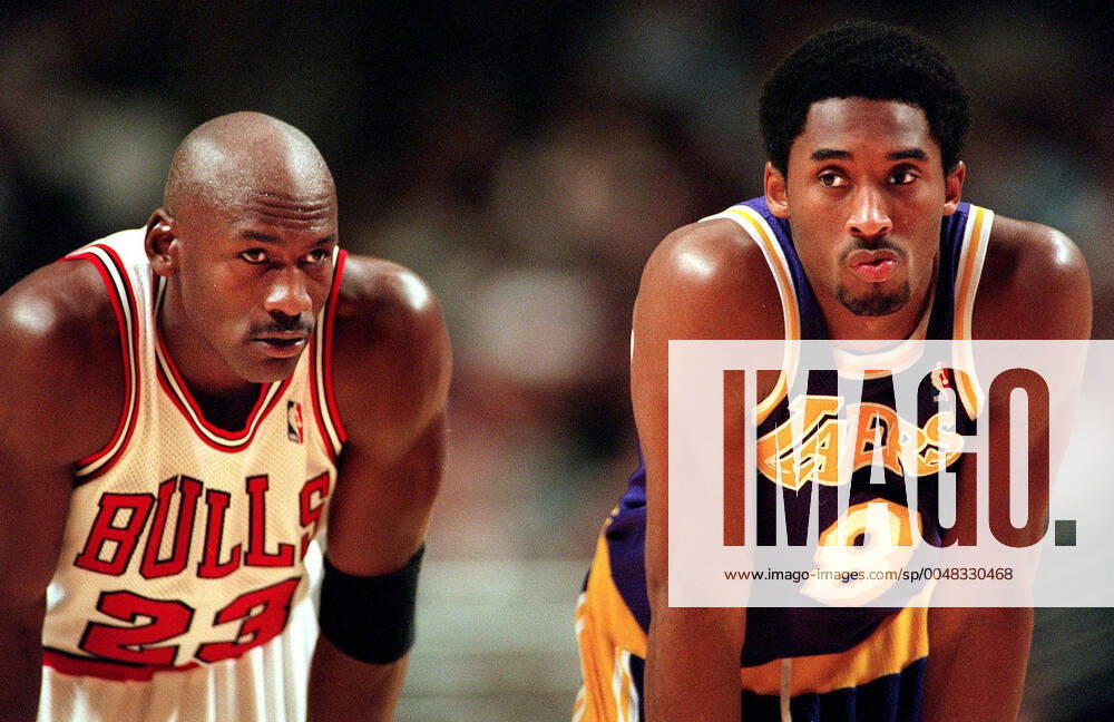 MICHAEL JORDAN and KOBE BRYANT look on during free throws during a Chicago Bulls vs LA Lakers game at the United Center on Dec. 19, 1997 in Chicago. Chicago USA - ZUMAm67_ 19971219_zah_m67_943