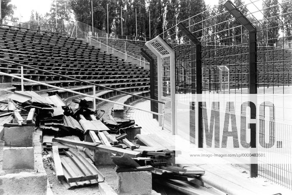 Alte zertrümmerte Sitzbänke im Friedrich-Ludwig-Jahn-Sportpark vor neuen Absperrzäunen Herren DDR-Sportstätten 1994, Tristesse, Niedergang Totale Friedrich-Ludwig-Jahn-Sportpark Berlin Leere,