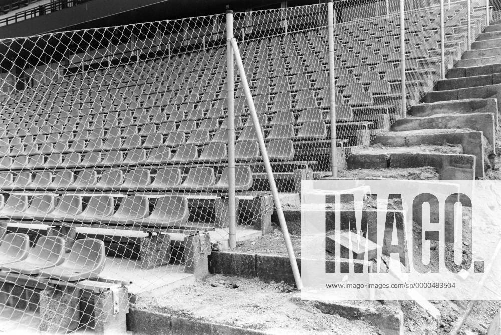 Neue Bestuhlung im Friedrich-Ludwig-Jahn-Sportpark Herren DDR-Sportstätten 1994, Stadion, Renovierung Totale Friedrich-Ludwig-Jahn-Sportpark Berlin Leere,