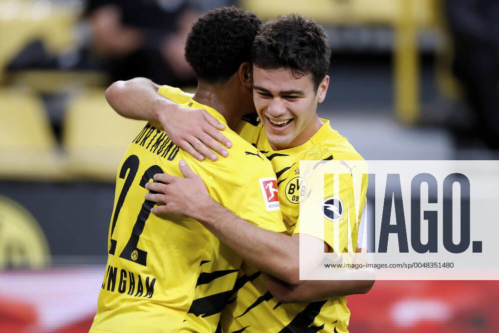 REYNA Giovanni Team BVB Cheers for scorers REYNY Giovanni with BELLINGHAM Jude Football Bundesliga Season 2020 2021 Game BVB Borussia Moenchengladbach 3 0 on 19 September in Dortmund DFL REGULATIONS PROHIBIT ANY USE OF PHOTOGRAPHS as IMAGE SEQUENCES and or QUASI VIDEO