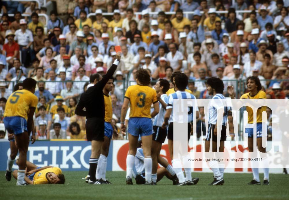 FIFA Schiedsrichter Mario Rubio Vazquez (Mexiko) zeigt Diego Armando Maradona (Argentinien, 2. v. re.) die rote Karte Fußball WM Herren WM 1982, Länderspiel, Nationalteam, Nationaltrikot, Argentinien - Brasilien 1:3 Gruppe Barcelona