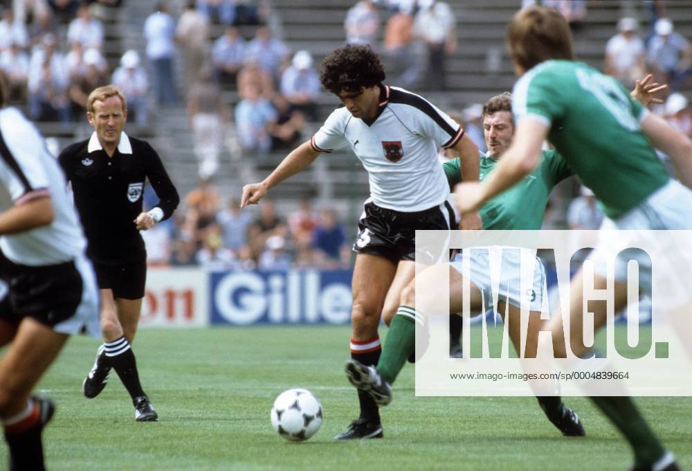 Bruno Pezzey (Österreich, Mitte) gegen Gerry Armstrong (Nordirland), li. FIFA Schiedsrichter Adolf Prokop (DDR) Fußball WM Herren WM 1982, Länderspiel, Nationalteam, Nationaltrikot, Österreich - Nordirland 2:2 Gruppe Madrid Dynamik,