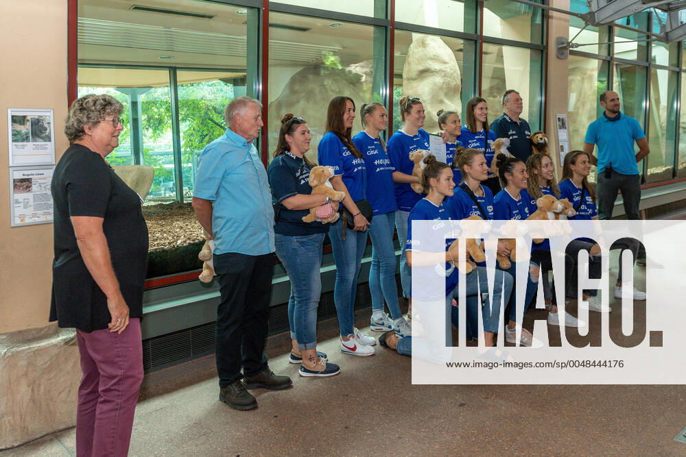 The Lions in front of the lion enclosure Rudi Kampa Chairman of the Board of Directors of the GISA Lions SV Halle, Sandra Rosanke Co-Trainer, GISA Lions SV Halle, Barbora Kasparkova 10, GISA Lions SV Halle, Inken Henningsen 09, GISA Lions SV Halle, Klaudia Grudzien 23, GISA Lions SV Halle , Janina Schinkel 14, GISA Lions SV Halle , Meret Kleine Beeck 19, GISA Lions SV Halle , Peter Kortmann Head Coach, GISA Lions SV Halle and Dennis Müller Director BergZoo lower row Charlotte Kreuter 13, GISA Lions SV Halle , Karolina Stawinska 21, GISA Lions SV Halle , Eilidh Simpson 41, GISA Lions SV Halle , Darien Huff 02, GISA Lions SV Halle and Laura Schinkel 07, GISA Lions SV Halle The team, Coaches and supporters of the GISA Lions visit their godparents in the mountain zoo Halle The sponsorship is now entering its 7th year GISA Lions SV Halle Basketball 1 Bundesliga BergZOO Halle Halle Halle Saale 23 09 2020 Photo Holger John Sachsen Anhalt Germany