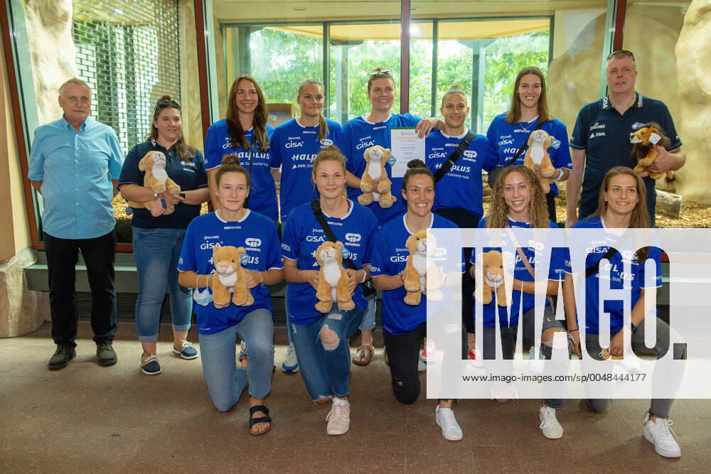 The Lions in front of the lion enclosure Rudi Kampa Chairman of the Board of Directors of the GISA Lions SV Halle, Sandra Rosanke Co-Trainer, GISA Lions SV Halle, Barbora Kasparkova 10, GISA Lions SV Halle, Inken Henningsen 09, GISA Lions SV Halle , Klaudia Grudzien 23, GISA Lions SV Halle , Janina Schinkel 14, GISA Lions SV Halle , Meret Kleine Beeck 19, GISA Lions SV Halle , Peter Kortmann Head Coach, GISA Lions SV Halle lower row Charlotte Kreuter 13, GISA Lions SV Halle , Karolina Stawinska 21, GISA Lions SV Halle , Eilidh Simpson 41, GISA Lions SV Halle , Darien Huff 02, GISA Lions SV Halle and Laura Schinkel 07, GISA Lions SV Halle The team, Coaches and supporters of the GISA Lions visit their godparents in the mountain zoo Halle The sponsorship is now entering its 7th year GISA Lions SV Halle Basketball 1 Bundesliga BergZOO Halle Halle Halle Saale 23 09 2020 Photo Holger John Sachsen Anhalt Germany