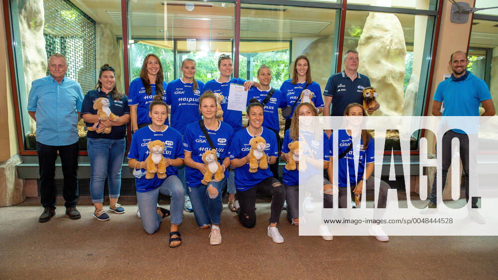 The Lions in front of the lion enclosure Rudi Kampa Chairman of the Board of Directors of the GISA Lions SV Halle, Sandra Rosanke Co-Trainer, GISA Lions SV Halle, Barbora Kasparkova 10, GISA Lions SV Halle, Inken Henningsen 09, GISA Lions SV Halle, Klaudia Grudzien 23, GISA Lions SV Halle , Janina Schinkel 14, GISA Lions SV Halle , Meret Kleine Beeck 19, GISA Lions SV Halle , Peter Kortmann Head Coach, GISA Lions SV Halle and Dennis Müller Director BergZoo lower row Charlotte Kreuter 13, GISA Lions SV Halle , Karolina Stawinska 21, GISA Lions SV Halle , Eilidh Simpson 41, GISA Lions SV Halle , Darien Huff 02, GISA Lions SV Halle and Laura Schinkel 07, GISA Lions SV Halle The team, Coaches and supporters of the GISA Lions visit their godparents in the mountain zoo Halle The sponsorship is now entering its 7th year GISA Lions SV Halle Basketball 1 Bundesliga BergZOO Halle Halle Halle Saale 23 09 2020 Photo Holger John Sachsen Anhalt Germany
