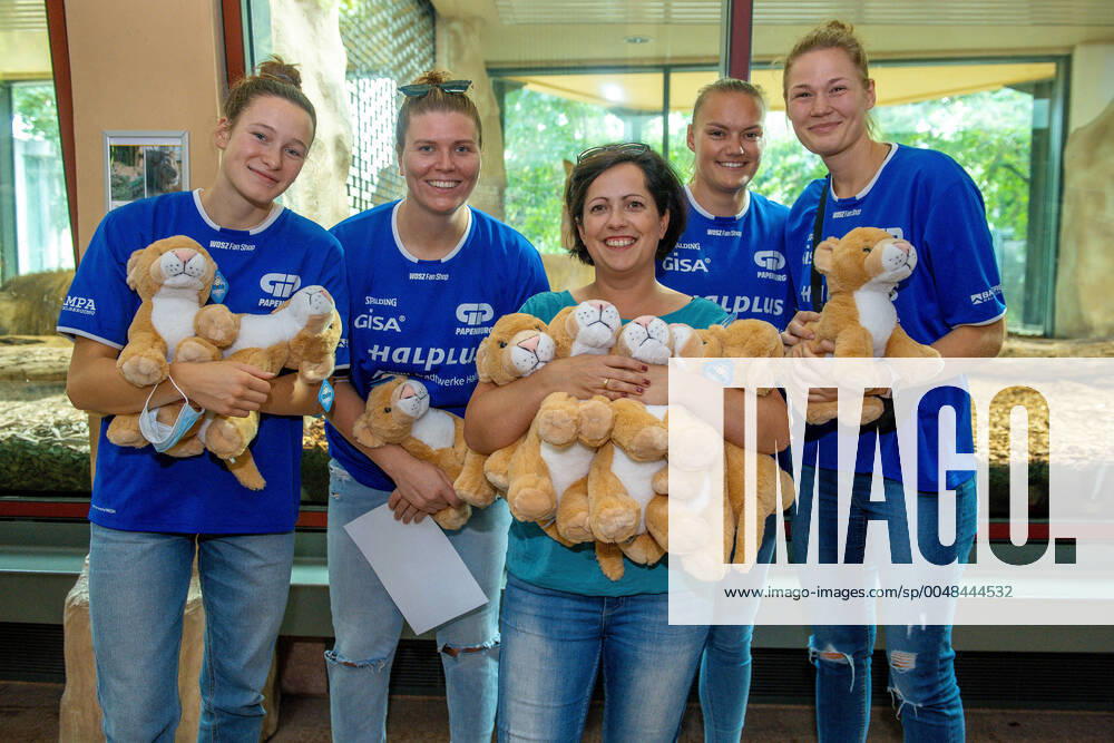 The Lions in front of the lion enclosure Charlotte Kreuter 13, GISA Lions SV Halle , Klaudia Grudzien 23, GISA Lions SV Halle , Lysann Kairies Managing Director, GISA Lions SV Halle , Inken Henningsen 09, GISA Lions SV Halle and Karolina Stawinska 21, GISA Lions SV Halle The team, coaches and supervisors of the GISA Lions visit their sponsored animals in the mountain zoo Halle The sponsorship now goes into the 7th year GISA Lions SV Halle Basketball 1 Bundesliga BergZOO Halle Halle Halle Saale 23 09 2020 Photo Holger John Sachsen Anhalt Germany
