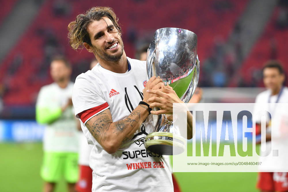 The Bavarians cheer at the award ceremony, Javi Javier MARTINEZ Bayern Muenchen with the cup, cup, trophy, cheers, joy, enthusiasm, cheers, action, single picture, cut single motif, half figure, half figure football UEFA Super Cup 2020 FC Bayern Muenchen FC Sevilla 1 2 n V on 24 09 2020 in Budapest, Ferenc Puskas Stadium