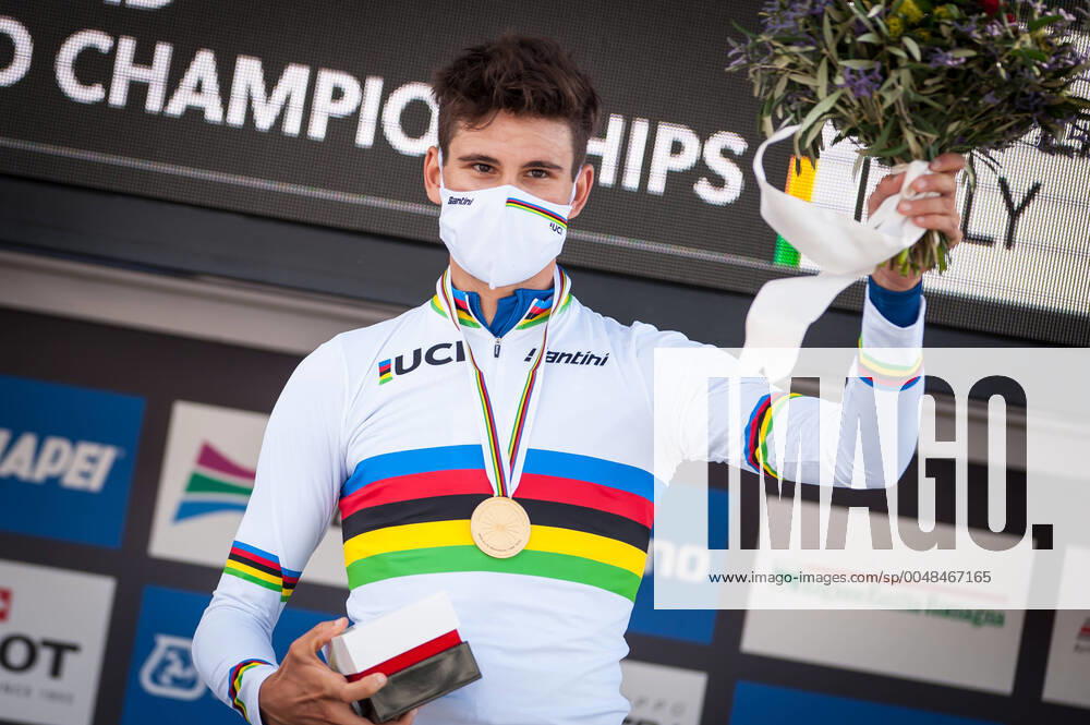 Filippo Ganna ITA Italy Italy Italia INEOS Grenadiers wins the individual time trial of the Cycling World Championship in Imola 2020 podium award ceremony celebration Ceremony jubilation joy Luck Emotion emotions mimic mimic gesture gesture horizontal horizontal format horizontal event event roads cycling World Championship Imola individual time trial men elite Imola to Imola 31 7 km town location Imola Bologna BO region Emilia Romagna country country country Italy Italy Italia date date 25 09 2020 Stiehl Photography