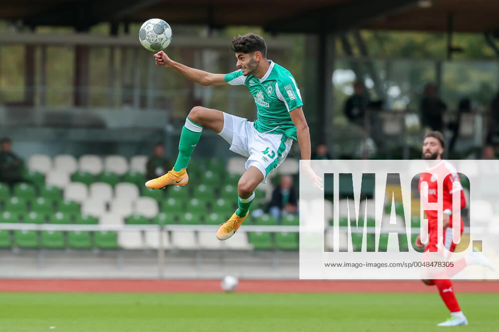 Eren Dinkci SV Werder Bremen II, 43 on the ball, clipping, single picture, full body, action, action, game scene, with a flight insert, spectacular, 26 09 2020, Bremen Germany, football, Regionalliga Nord, SV Werder Bremen II VfV Borussia 06 Hildesheim