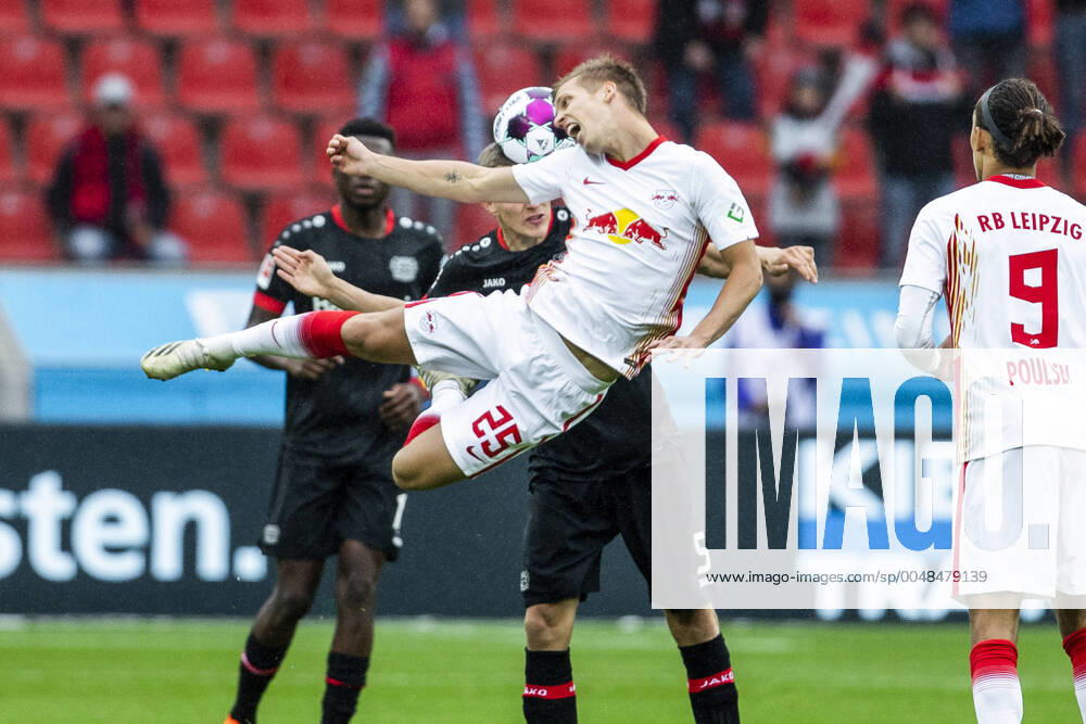 Leverkusen, Bayarena, 26 09 20 Olmo Dani RB Leipzig L against Sven Bender Bayer 04 Leverkusen in match 1 Bundesliga Bayer 04 Leverkusen vs RB Leipzig
