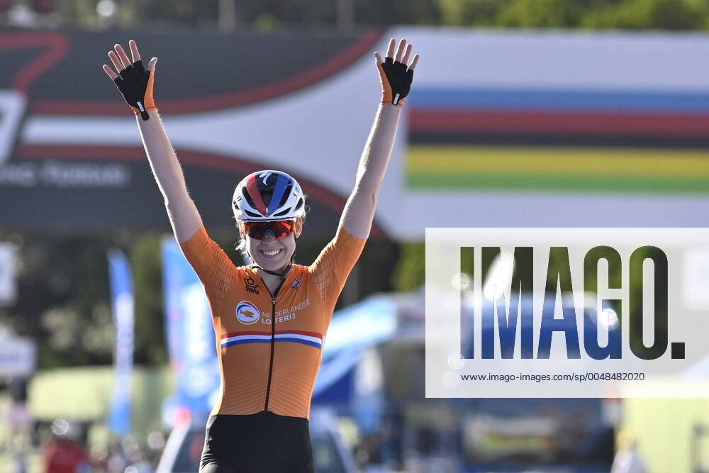 KW39 Radsport, WM in Imola, Anna van der Breggen gewinnt im Straßenrennen der Damen Dutch Anna van der Breggen celebrates after winning the women elite road race (143km) at the UCI Road World Cycling Championships, Saturday 26 September 2020, in Imola, Italy. ERICxLALMAND x2552133x