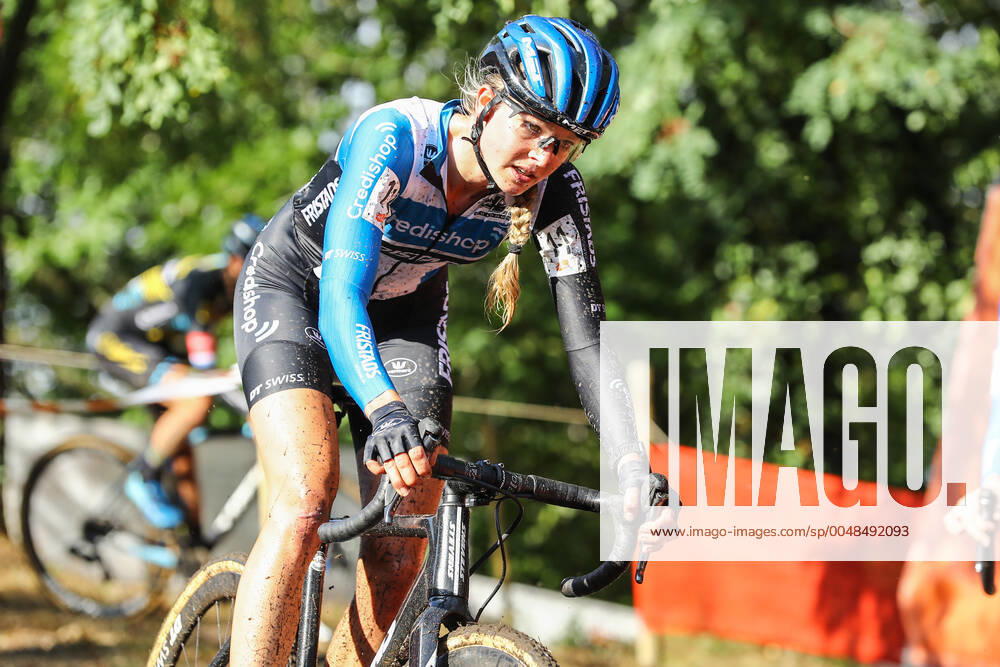 Dutch Aniek Van Alphen pictured in action during the women s elite race of the Rapencross cyclocross in Lokeren, the first race in the Ethias Cross competition, Saturday 26 September 2020. DAVIDxPINTENS x05869208x