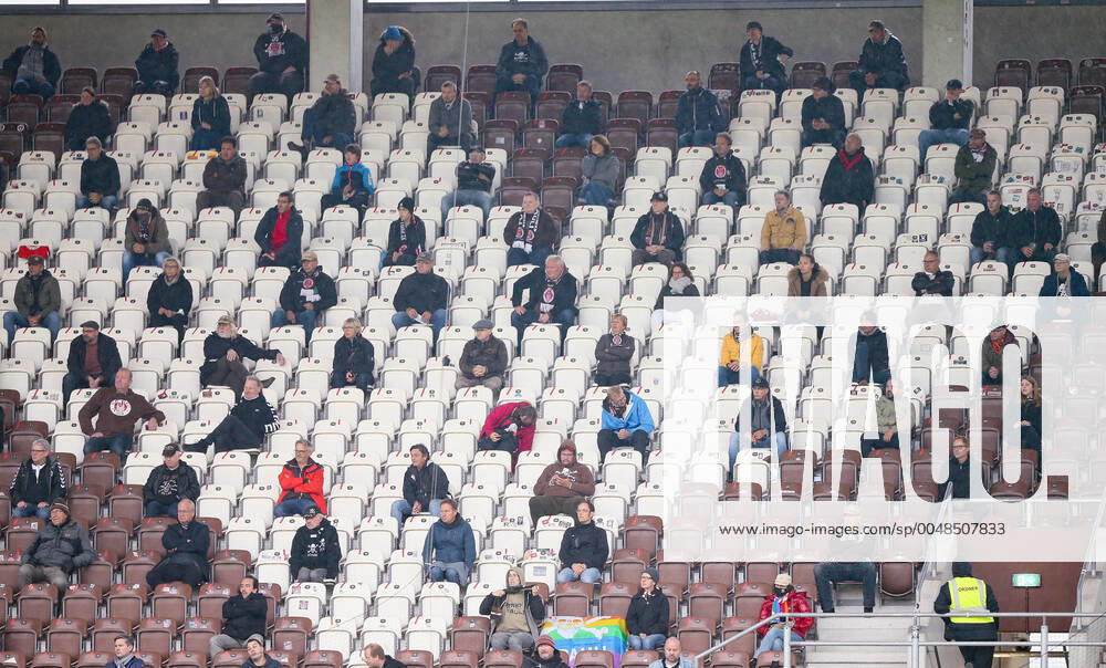 Spectators on the stands at the match between FC St Pauli and 1 FC Heidenheim , 27 09 2020 DFL REGULATIONS PROHIBIT ANY USE OF PHOTOGRAPHS AS IMAGE SEQUENCES AND OR QUASI VIDEO GER, Football, 2 Bundesliga, 1 FC Heidenheim, 27 09 2020 Hamburg