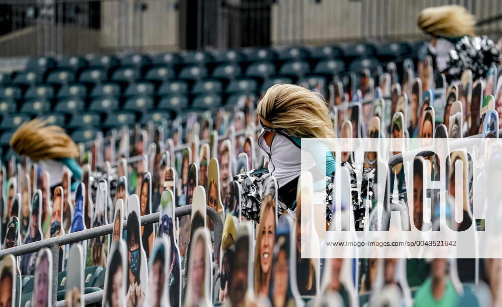 September 27, 2020: Eagles cheerleaders cheer for the only fans present, the cardboard cutouts, during the NFL, American Football Herren, USA football matchup between the Cincinnati Bengals and the Philadelphia Eagles at Lincoln Financial Field in Philadelphia, Pennsylvania. Cal Media Philadelphia USA - ZUMAcs17 20200927_zaf_cs17_011