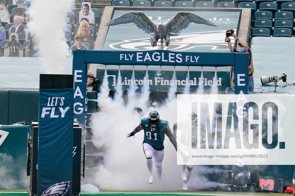 KW39 PHILADELPHIA, PA - SEPTEMBER 27: Philadelphia Eagles quarterback Carson Wentz (11) and Philadelphia Eagles defensive tackle Fletcher Cox (91) lead the team onto the field during the game between the Cincinnati Bengals and the Philadelphia Eagles on September 27, 2020 at Lincoln Financial Field in Philadelphia, PA. (Photo by Andy Lewis Icon Sportswire) NFL, American Football Herren, USA SEP 27 Bengals at Eagles Icon200927047