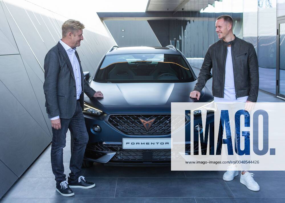KW40 Seat president, Wayne Griffiths (L), accompanied by FC Barcelona, Barca s goalkeeper Marc-Andre Ter Stegen (R), pose for the media with the first Cupra Formentor, the first exclusive car model of Seat, at Seat s Martorell factory in Barcelona, 29 September 2020. Seat expects to double theirs sales for 2021 with the new Cupra Formentor. Seat produces his first exclusive car model, Cupra Formentor !ACHTUNG: NUR REDAKTIONELLE NUTZUNG!