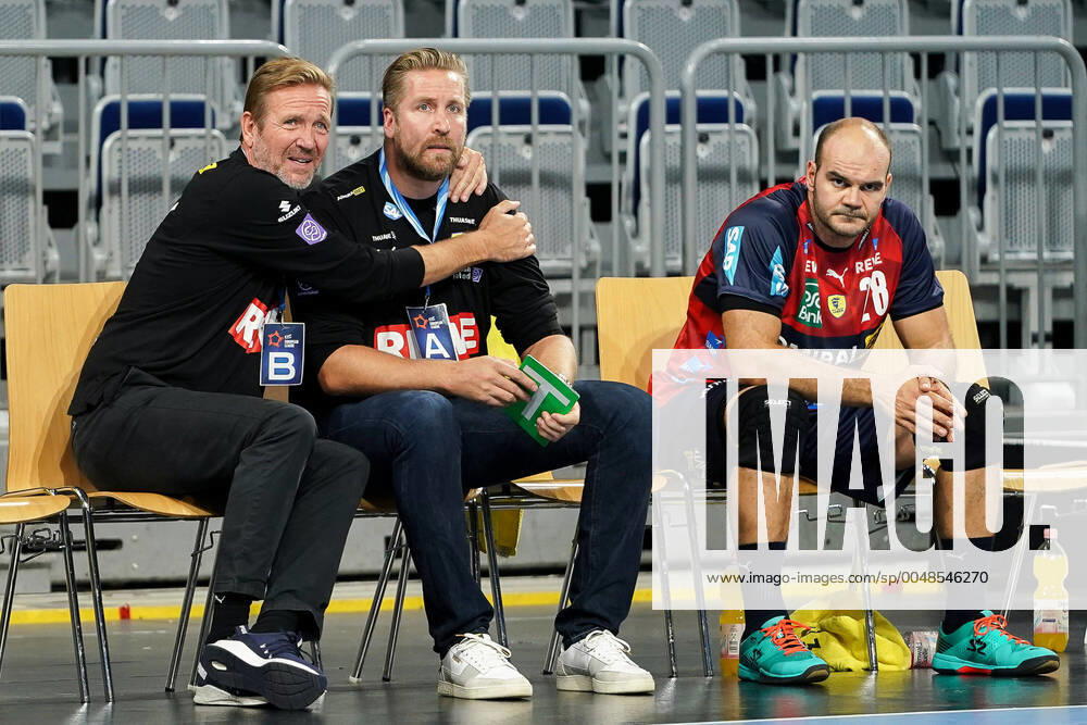 From left to right Martin Schwalb Coach, Head Coach, RNL hugs Oliver Roggisch Sports Director, RNL , Rafael Baena Gonzalez RNL, 28 sitting next to him, thoughtful, worried, pessimistic, looking disappointed, disappointed, frustrated, disappointed, pessimistic, action, action, game scene, 29 09 2020, Mannheim Germany , Handball, EHF European League, Rhein Neckar Löwen TTH Holstebro