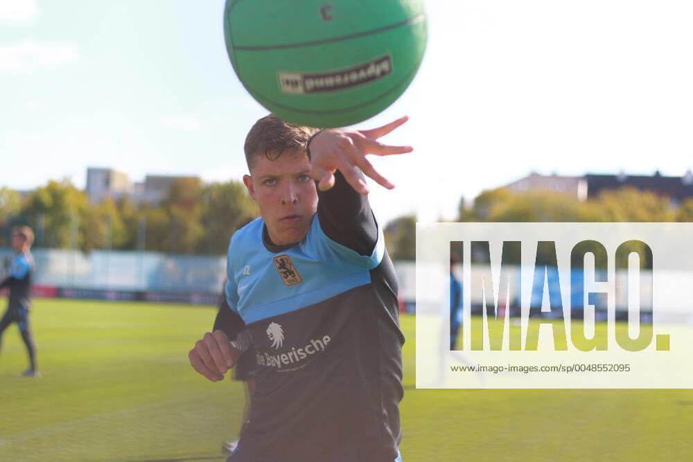 32 Maxim Gresler at weight training, parcours, medicine ball training, effort, soccer, 3 league, TSV 1860 Munich, Training 30 09 2020 FOTO Mladen Lackovic