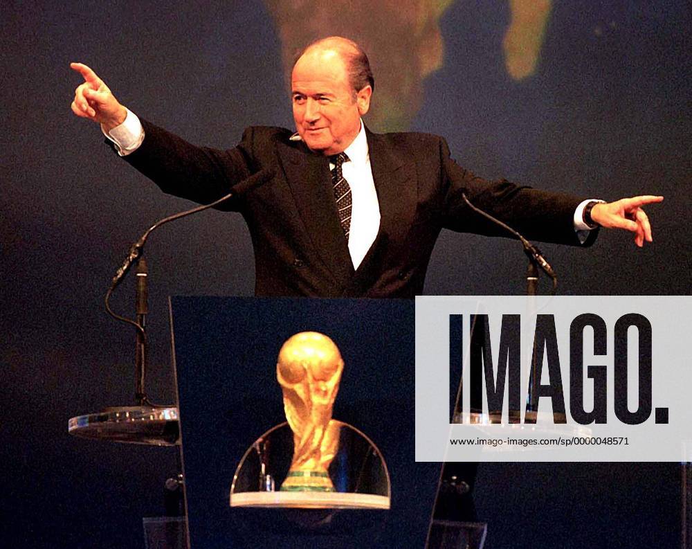 FIFA-Generalsekretär Sepp Blatter als Zeremonienmeister der Auslosungsveranstaltung Fußball WM Herren Auslosung zur Fußball-Weltmeisterschaft 1998, FIFA World Cup Einzelbild Stade Velodrome Marseille