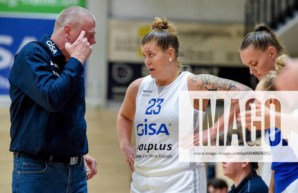 Peter Kortmann Head Coach, GISA Lions SV Halle gives instructions to Klaudia Grudzien 23, GISA Lions SV Halle in the test match of GISA Lions SV Halle vs TK Hannover Basketball 1 Bundesliga ERDGAS Sportarena Halle Saale 03 10 2020 Photo Holger John Halle Sachsen Anhalt Germany vbal