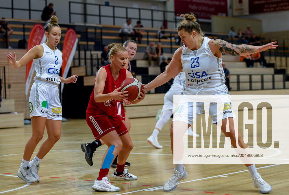 Darien Huff 02, GISA Lions SV Halle and Klaudia Grudzien 23, GISA Lions SV Halle under the basket in the test game of GISA Lions SV Halle vs TK Hannover Basketball 1 Bundesliga ERDGAS Sportarena Halle Saale 03 10 2020 Photo Holger John Halle Sachsen Anhalt Germany vbal