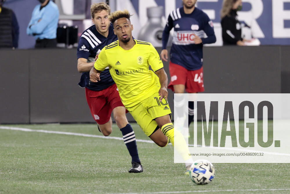 FOXBOROUGH, MA - OCTOBER 03: Nashville SC midfielder Hany Mukhtar (10) chased by New England Revolution midfielder Scott Caldwell (6) during a match between the New England Revolution and Nashville SC on October 3, 2020, at Gillette Stadium in Foxborough, Massachusetts. (Photo by Fred Kfoury III Icon Sportswire) SOCCER: OCT 03 MLS, Fussball Herren, USA - Nashville SC at New England Revolution Icon482201003001