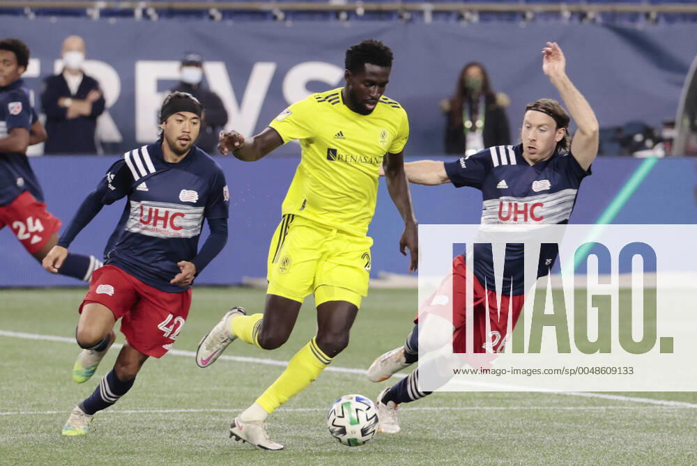FOXBOROUGH, MA - OCTOBER 03: Nashville SC midfielder Derrick Jones (21) plays the ball between New England Revolution midfielder Lee Nguyen (42) and New England Revolution midfielder Tommy McNamara (26) during a match between the New England Revolution and Nashville SC on October 3, 2020, at Gillette Stadium in Foxborough, Massachusetts. (Photo by Fred Kfoury III Icon Sportswire) SOCCER: OCT 03 MLS, Fussball Herren, USA - Nashville SC at New England Revolution Icon482201003002