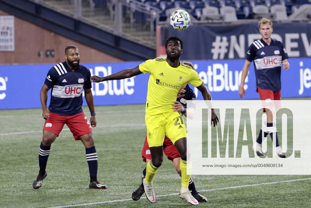 FOXBOROUGH, MA - OCTOBER 03: Nashville SC midfielder Derrick Jones (21) looks to control the ball in the clutches of New England Revolution midfielder Scott Caldwell (6) during a match between the New England Revolution and Nashville SC on October 3, 2020, at Gillette Stadium in Foxborough, Massachusetts. (Photo by Fred Kfoury III Icon Sportswire) SOCCER: OCT 03 MLS, Fussball Herren, USA - Nashville SC at New England Revolution Icon482201003003