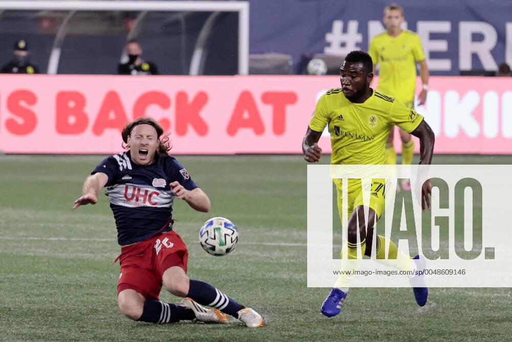 FOXBOROUGH, MA - OCTOBER 03: New England Revolution midfielder Tommy McNamara (26) sells the foul on Nashville SC midfielder Tah Brian Anunga (27) during a match between the New England Revolution and Nashville SC on October 3, 2020, at Gillette Stadium in Foxborough, Massachusetts. (Photo by Fred Kfoury III Icon Sportswire) SOCCER: OCT 03 MLS, Fussball Herren, USA - Nashville SC at New England Revolution Icon482201003009